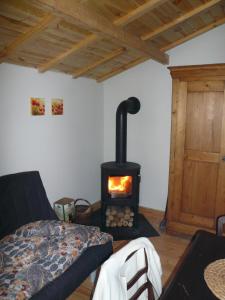 una sala de estar con estufa de leña. en Agroturystyka Camping en Orzysz