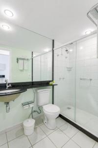Ett badrum på Hotel Nacional Inn Angra dos Reis