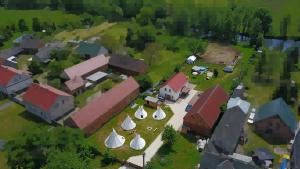 an overhead view of a house with a yard at Kuckunniwi Tipidorf in Werder