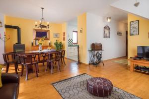 una sala da pranzo e un soggiorno con tavolo e sedie di Villa Sunshine a Rogoznica (Rogosnizza)