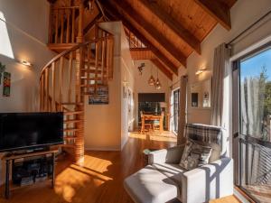 TV a/nebo společenská místnost v ubytování Whisper Cottage