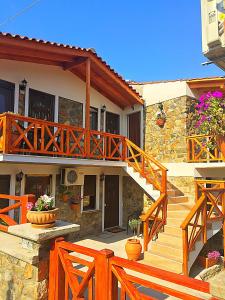 una casa con una escalera de madera delante de ella en Villa Makri en Mákri