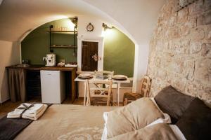 プティニャーノにあるHOME 5 - Via Nuovaのベッドルーム1室(ベッド1台付)、キッチン(テーブル付)