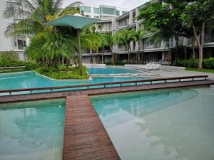 Πισίνα στο ή κοντά στο บ้านแสนคราม หัวหิน Baan Sankraam Hua Hin Condominium