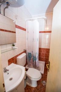 Kamar mandi di Apartments PIVAC - Lokva Rogoznica