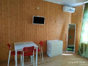 ゴルビツカヤにあるGornitsaのダイニングルーム(テーブル、椅子、テレビ付)