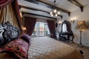 Ένα ή περισσότερα κρεβάτια σε δωμάτιο στο Grand Duke Apartments