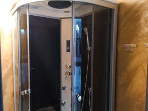 Ένα μπάνιο στο YNS Rooms +11 φωτογραφίες