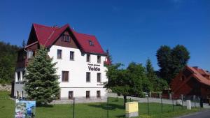 ein großes weißes Gebäude mit rotem Dach in der Unterkunft Willa Velde in Karpacz