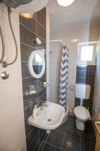 een badkamer met een wastafel en een toilet bij Apartments PIVAC - Lokva Rogoznica in Lokva Rogoznica