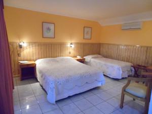 Rúm í herbergi á Hotel Manutara