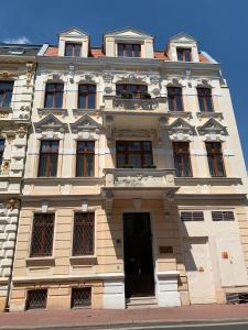 特普利採的住宿－Lázeňský dům Florentini，一座高大的白色建筑,设有窗户和门