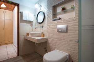 Koupelna v ubytování Akti House Psarogiannis Apartments & Studios + 37 fotografií