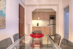 Kuchyňa alebo kuchynka v ubytovaní L'appartement blanc dans le centre de Glyfada