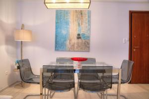 Posedenie v ubytovaní L'appartement blanc dans le centre de Glyfada