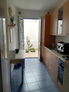 eine Küche mit Tisch und Blick auf das Meer in der Unterkunft SAMARCANDA camere e appartamenti in Porto Cesareo + 17 Fotos