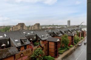 a row of houses on a city street at Modern Riverfront Apt. 10 mins from Hydro/SECC in Glasgow