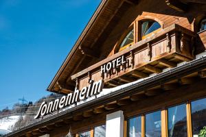 una señal en el lateral de un edificio en Hotel Sonnenheim en Sankt Anton am Arlberg