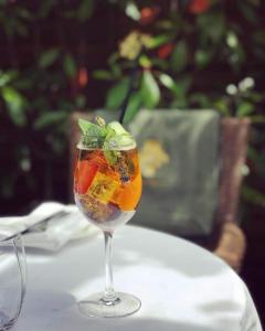 ein mit Obst gefülltes Weinglas auf dem Tisch in der Unterkunft Villa Bonita Apartment in Sonnenstrand