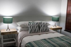 Un pat sau paturi într-o cameră la Anchor Guesthouse