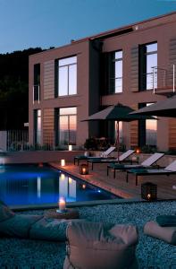 a villa with a swimming pool at night at Casa Colleverde in Castelnuovo Magra
