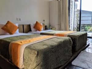 Łóżko lub łóżka w pokoju w obiekcie Gantavya Resort