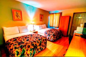 ein Hotelzimmer mit 2 Betten in einem Zimmer in der Unterkunft Wescana Inn in The Pas