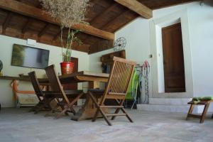 a living room with a wooden table and chairs at Studio au coeur de la petite camargue in Beauvoisin