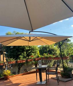 a table with an umbrella on a patio at B&B Il Gianduia in Lucignano