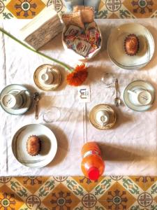 une table avec des assiettes de nourriture et des verres dans l'établissement PETRAMARE, à Cursi