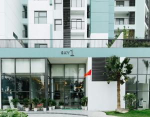 a building with a palm tree in front of it at Ecopark QV Homestay JAPAN in HÆ°ng YÃªn