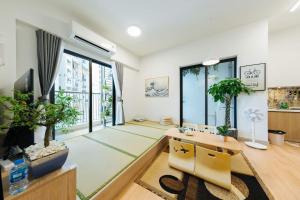 a living room with white walls and a large window at Ecopark QV Homestay JAPAN in HÆ°ng YÃªn