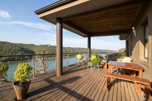 una terraza de madera con mesa y sillas. en Nature's Cottage, en Kenton on Sea