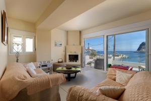 Afbeelding uit fotogalerij van Beach Front Condo South Crete in Kali Limenes