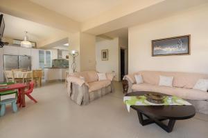 Posezení v ubytování Beach Front Condo South Crete