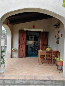 - patio z drewnianym stołem i krzesłami w obiekcie Villetta panoramica w mieście Maratea