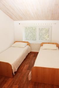 アナパにあるGuest House Elpidaの白い部屋 ベッド2台 窓付