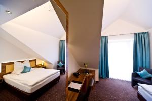 海德堡的住宿－新海德堡沃爾夫酒店，酒店客房设有床和窗户。