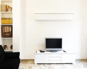 A television and/or entertainment centre at La casa di Mimì... calore e accoglienza!