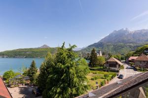a view of a town with a lake and mountains at Duplex au Bord du Lac in Duingt