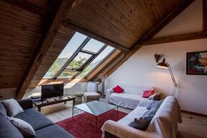 una sala de estar con 2 sofás y una ventana grande en Duplex au Bord du Lac en Duingt