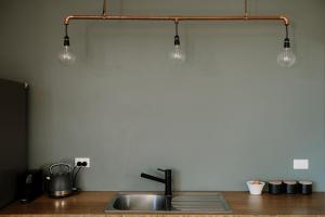 Cucina o angolo cottura di Three Streams Raglan Retreat