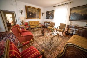 un soggiorno con divani, sedie e tavolo di Palazzo Pulieri ad Altino