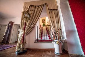 a room with a staircase with a mirror and a vase at Palazzo Pulieri in Altino