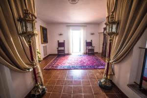 a hallway with curtains and aoyer with a door at Palazzo Pulieri in Altino