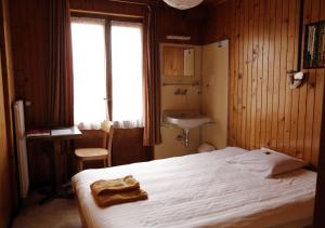 Cama ou camas em um quarto em Hôtel de Torgon
