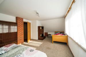 a bedroom with a bed and a window at Ferienwohnung am Bauernhof in Oederan