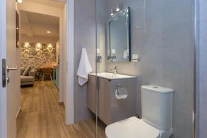 Koupelna v ubytování Rapanos Apartments + 37 fotografií