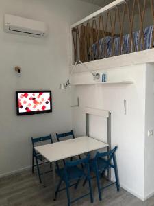 a table and chairs in a room with a bed at La casetta di Portopalo in Portopalo