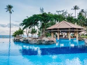 een zwembad in een resort met een prieel bij Nirwana Resort Hotel in Lagoi